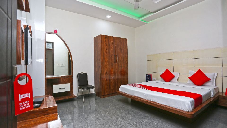 OYO 15673 Hotel Lotus Inn