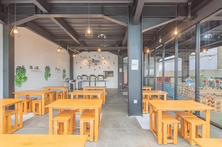 RedDoorz Premium @ Hotel Hebat Отели рядом с достопримечательностью «Jalan Pasar Induk Caringin»