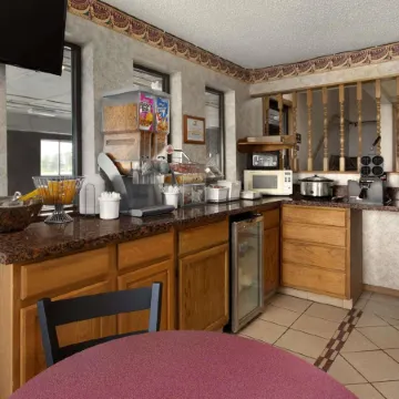 Super 8 by Wyndham Cameron