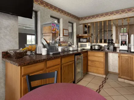 Super 8 by Wyndham Cameron