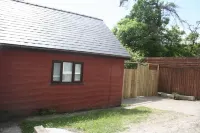 The Nook - Farm Park Stay with Hot Tub, BBQ & Fire Pit فنادق في Pontlliw