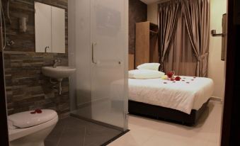 a bathroom with a toilet , sink , and shower , as well as a bedroom with a bed and bathtub at Era Plus Hotel