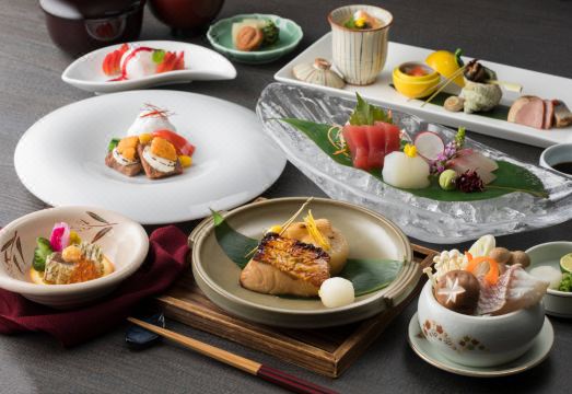 난키-시라하마 메리어트 호텔의 세련된 로비와 객실