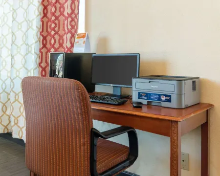 HomeStay Inn & Suites Отели в г. Бейлисс Тауншип