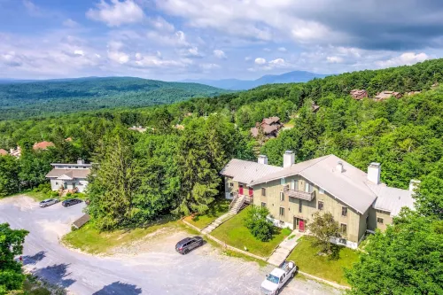 Ski-in/Ski-Out Bromley Mtn Condo: Wood Fireplace! - Huoneistot