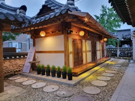 Jeonju Pungnamheon Hanok Stay Отели рядом с достопримечательностью «Hanbyeokdang Pavillion»