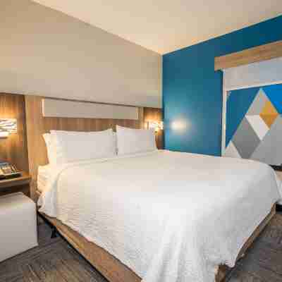 Holiday Inn Express & Suites Tampa Northwest-Oldsmar Rooms