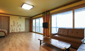 Taean (Anmyeondo) SsingSsing Pension