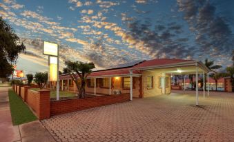 Charles Rasp Motor Inn & Cottages