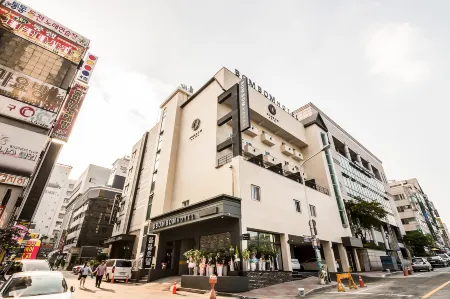 Wonju Hotel Bombom Отели рядом с достопримечательностью «Ganhyeon Yuwonji»