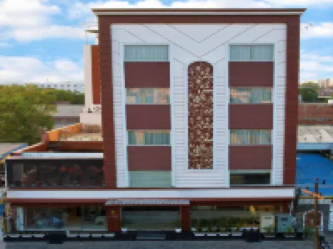 Pineberry酒店的Classio Royale 鄰近阿卡爾·塔拜特宮的酒店