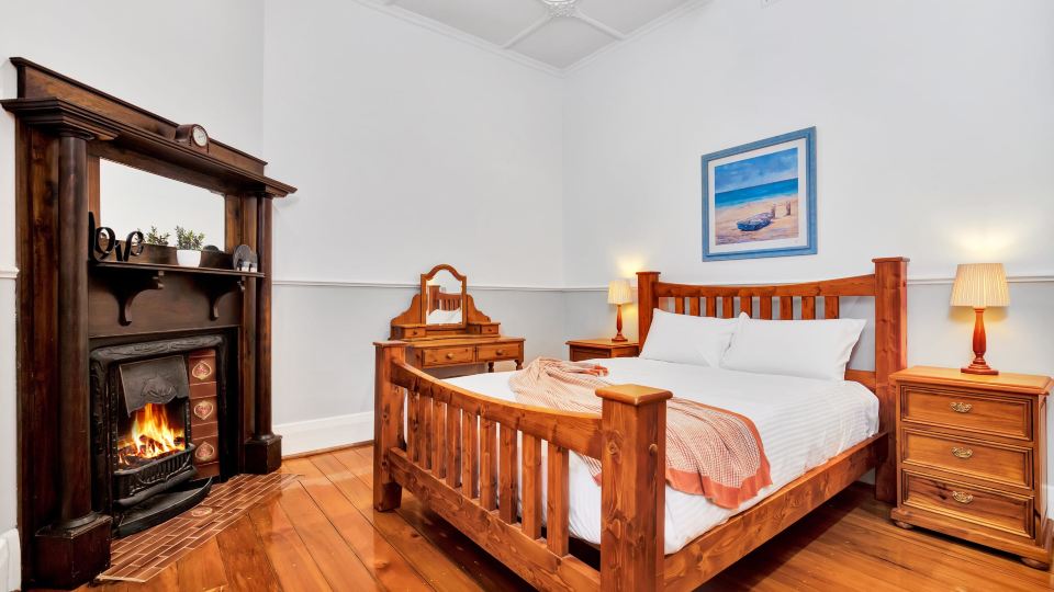 Noir Cottage | Glenelg North | 3Br | Netflix| BBQ