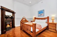 Noir Cottage | Glenelg North | 3Br | Netflix| BBQ - บังกะโล