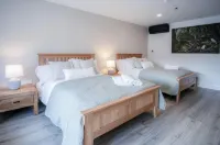 Suite 8 - Sleeping Giant Hotel - PEN Y CAE Inn Hotels in Glynneath