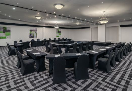 Holiday Inn 조식 또는 레저시설