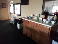 Econo Lodge Inn & Suites