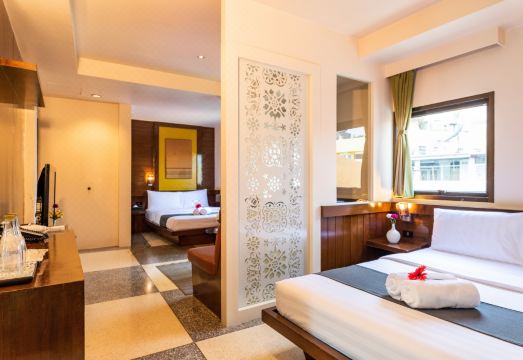 D&D 인 카오산 외관 및 수영장