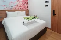 Urbanview Hotel R House Batuaji Hotels in Sagulung