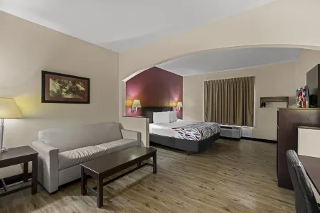 Red Roof Inn & Suites Albany, GA Отели рядом с достопримечательностью «Flint RiverQuarium»