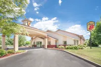 Super 8 by Wyndham Dawson Creek Hotel dekat Walter Wright Pioneer Village