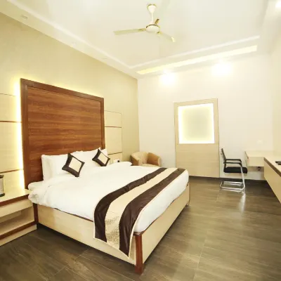 Green Palms Hotel Hotels near Vivek Vihar