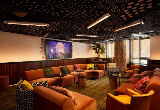 마마 쉘터 파리 라 데펜스의 레스토랑 내부 사진