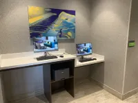 La Quinta Inn & Suites by Wyndham Kansas City Beacon Hill - Business