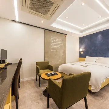 Lanuit Hotel Hotels near Charm & Charm
