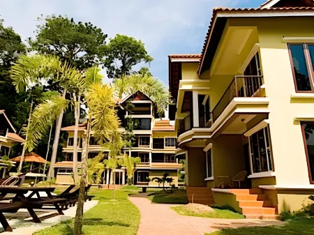 Anjungan Beach Resort Отели рядом с достопримечательностью «Teluk Nipah Beach»