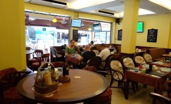 Robin's Nest Guesthouse & Restaurant