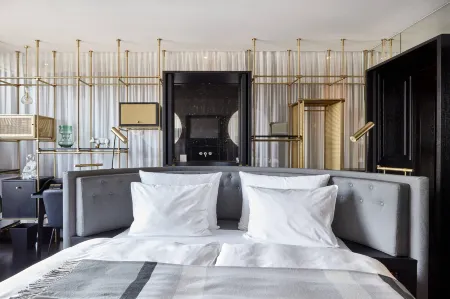 Roomers Munich, Autograph Collection