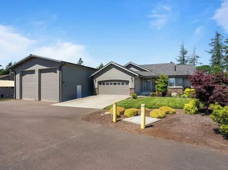 Warm & Welcoming Solar Home on Keizer Quiet Lane