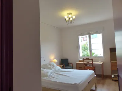 Apartment on the edge of the old town, 2.3 km from the beach. Hotel in zona Plage des Pins