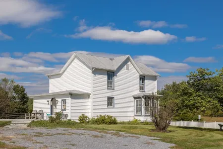 Charming Gingerbread House. Awesome mountain views near to SNP and Skyline Dr.