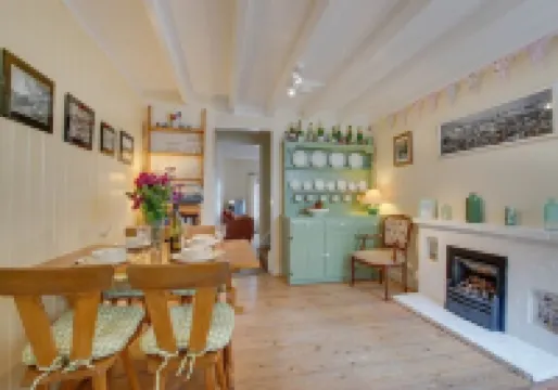 Cosy cottage on pretty cobbled lane by the harbour