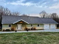 Route 66 Turnback Creek Hunting Lodge. Secluded acreage, handicap accessible. Hotels near Halltown