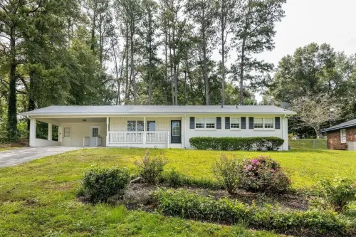 The Abode at Roswell. A Charming 4-bedroom with handicap accessible features. Hotels in Roswell