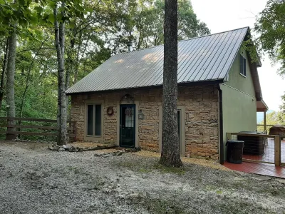 RELAX, UNWIND AND RECHARGE IN THE HOT TUB AT THIS MOUNTAIN VIEW COTTAGE Hotels near Beasley Knob OHV Area