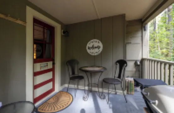 "UpRiver Nest" - Cabin on the Mckenzie River in Oregon