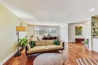 EVANSTON whole building, 2 units combined sleeps 12, 5 bed 5 bath