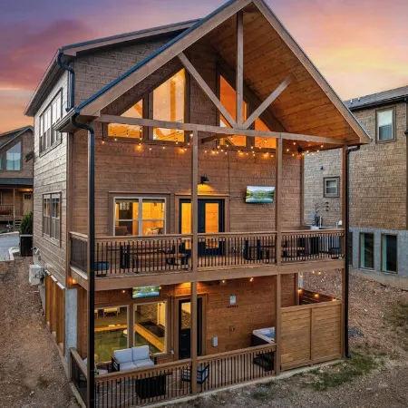 New Pool Cabin/One Mile from Pigeon Forge Strip/Perfect for Groups/Families
