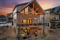 New Pool Cabin/One Mile from Pigeon Forge Strip/Perfect for Groups/Families