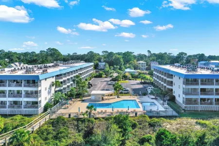 Savannah Beach & Racquet Club condo on North Beach 303B Отели в г. Тайби-Айленд