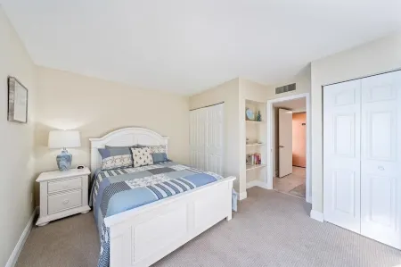 COMPLETELY REMODELED Luxury Riverside 1BR Condo: Panoramic River Views