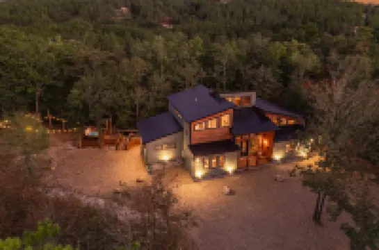 Unwind, Play, and Make Memories — Your Perfect Getaway Awaits! Beautiful Creek! Hotel a 