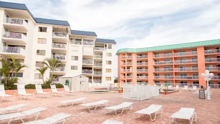 SPECTACULAR BEACH CONDO. 2/2 PLUS DEN. HEATED POOL - EMAIL US. Отели рядом с достопримечательностью «Тики Гарденс - Индиан-Шорс Бич Аксесс»