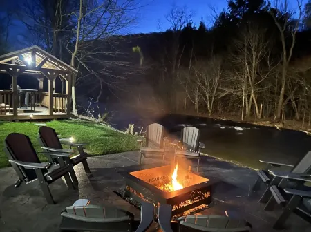 Bearly Awake cabin- family-friendly, riverfront & minutes from East Branch Lake.