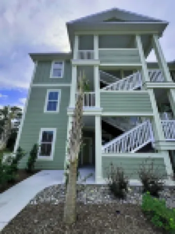 Lazy Palm-Free Beach Pass! Pool! 1/2 Mile to Marshwalk and Marina! 3 King Bdrms!