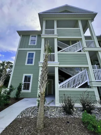 Lazy Palm-Free Beach Pass! Pool! 1/2 Mile to Marshwalk and Marina! 3 King Bdrms!
