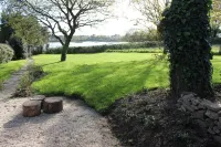 Tiny House en Bois Style "cottage" Vue mer ! Hotels in Sene